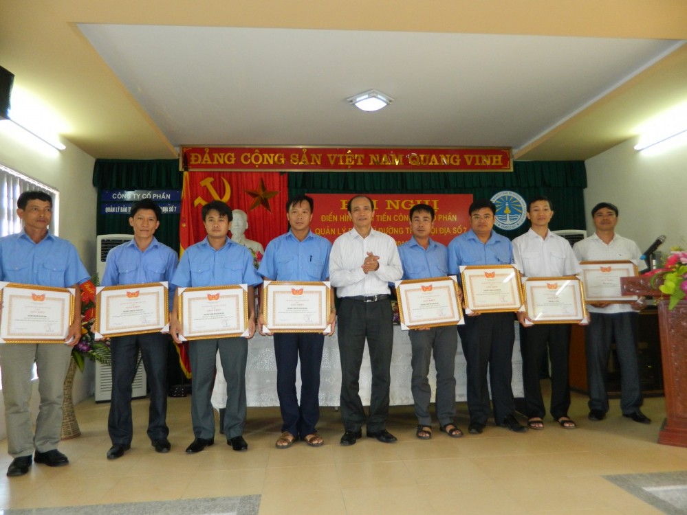Đồng chí Nguyễn Thành Công - Chánh văn phòng - Cục Đường thuỷ nội địa Việt Nam trao thưởng cho các tập thể tại Hội nghị điển hình tiên tiến năm 2015