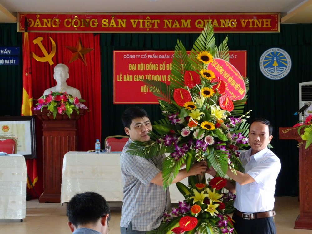 Đồng chí Hoàng Minh Toàn - Phó Cục trưởng Cục Đường thủy nội địa Việt Nam tặng hoa chúc mừng Đại hội