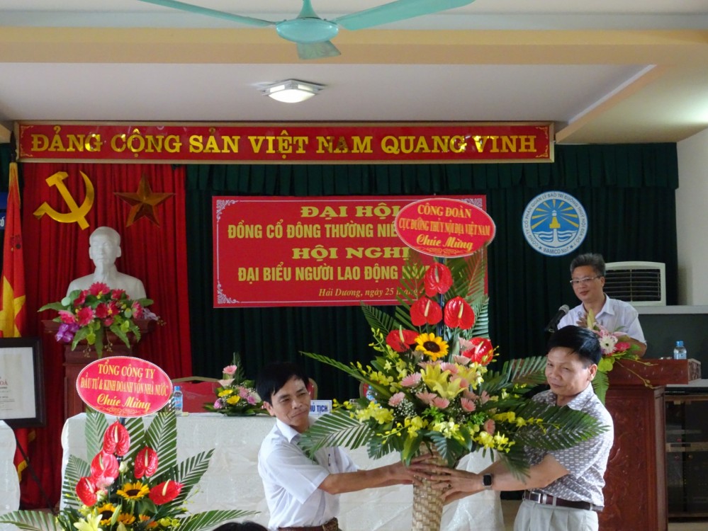 Đồng chí Ngô Văn Quang - Chủ tịch Công đoàn Cục ĐTNĐ Việt Nam tặng hoa chúc mừng Hội nghị