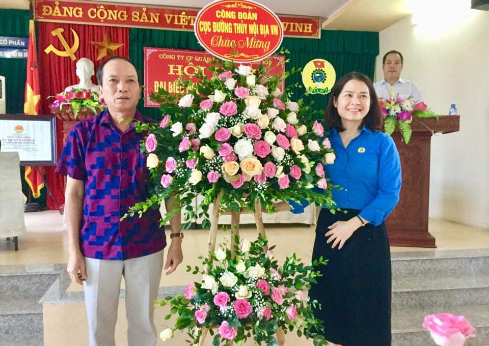 Bà Nguyễn Thị Tường Vy - Phó Chủ tịch Công đoàn Cục ĐTNĐ Việt Nam tặng hoa chúc mừng hội nghị
