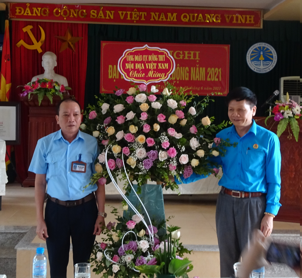 Ông Ngô Văn Quang - Chủ tịch Công đoàn Cục ĐTNĐ Việt Nam tặng hoa chúc mừng hội nghị