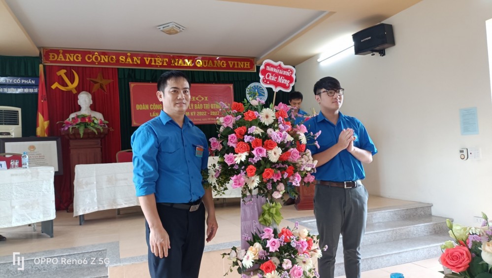 Đồng chí Nguyễn Phúc Nguyên - Ủy viên Ban Thường vụ Thành Đoàn tặng hoa chúc mừng Đại hội