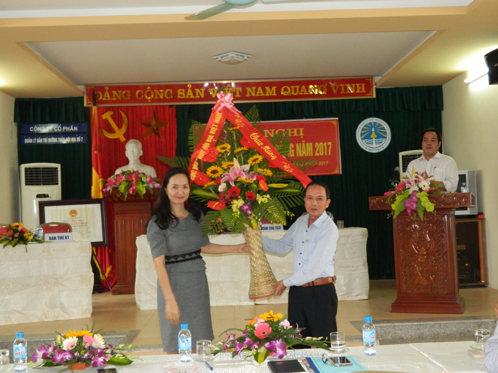 Đồng chí Nguyễn Thanh Nga - Ủy viên BTV Công đoàn Cục Đường thủy nội địa Việt Nam tặng hoa chúc mừng Hội nghị