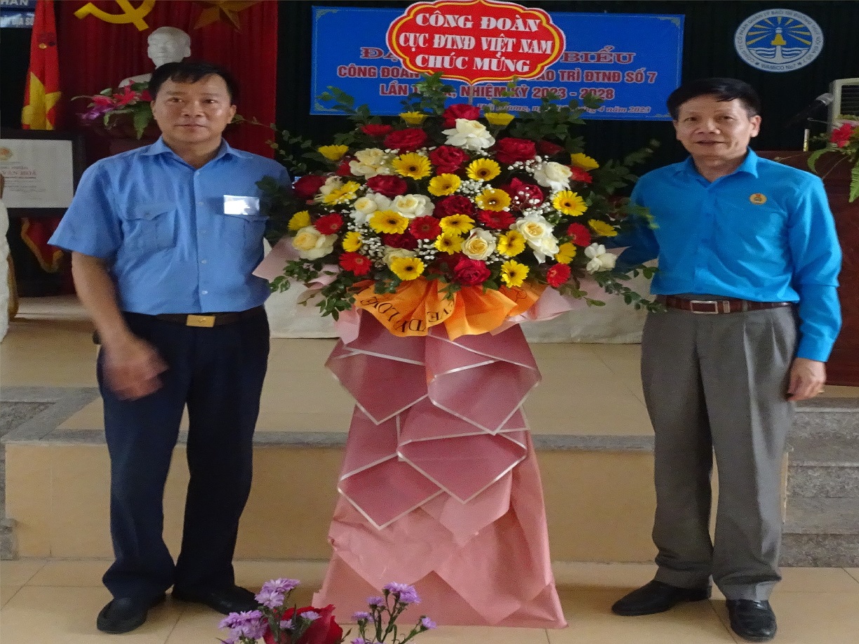 Đồng chí Ngô Văn Quang - Chủ tịch Công đoàn Cục ĐTNĐ Việt Nam tặng hoa chúc mừng đại hội