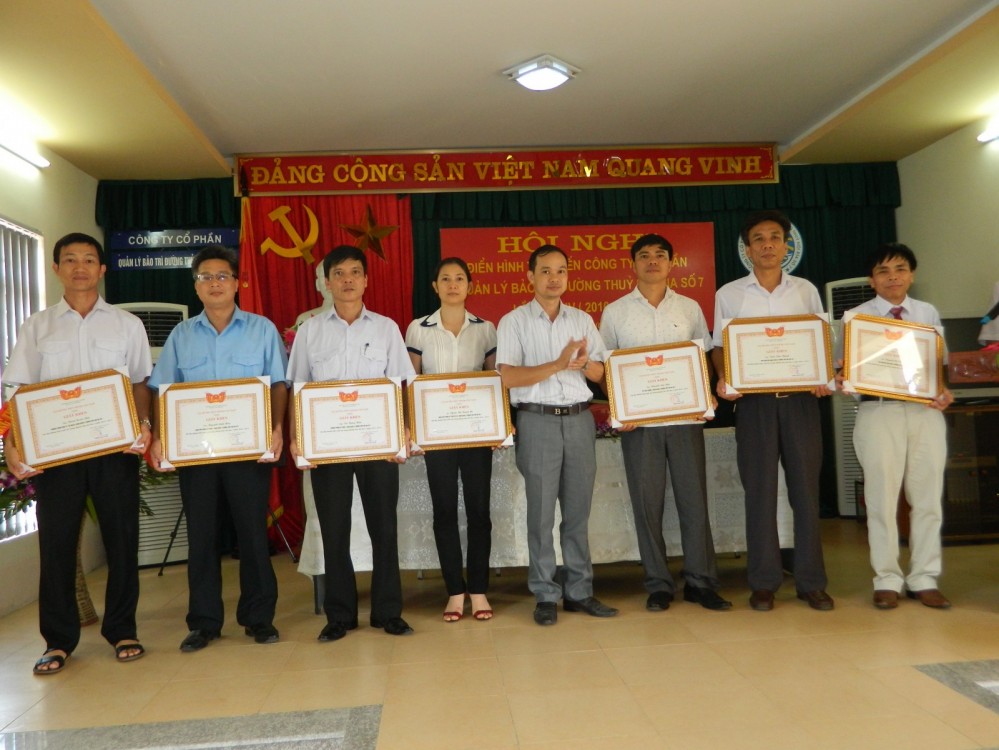 Đồng chí Nguyễn Hồng Tuyên - Phó Trưởng phòng Tổ chức Cán bộ - Cục Đường thuỷ nội địa Việt Nam trao thưởng cho các cá nhân tại Hội nghị điển hình tiên tiến năm 2015 (2)
