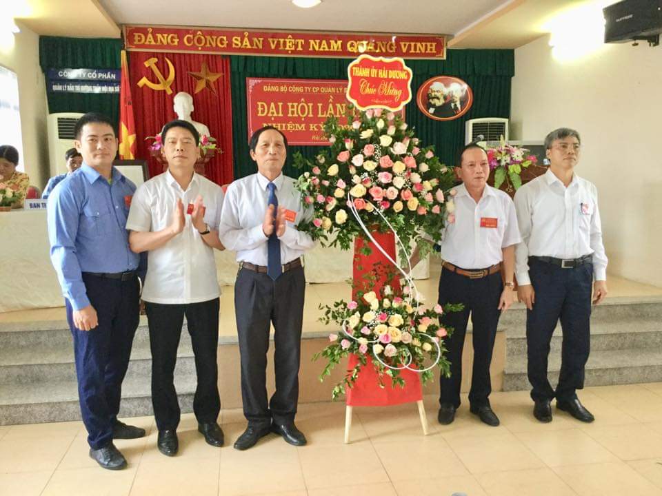 Đồng chí Phạm Hồng Khánh - Thường vụ Thành ủy - Trưởng Ban tuyên giáo Thành ủy Hải Dương tặng hoa chúc mừng đại hội
