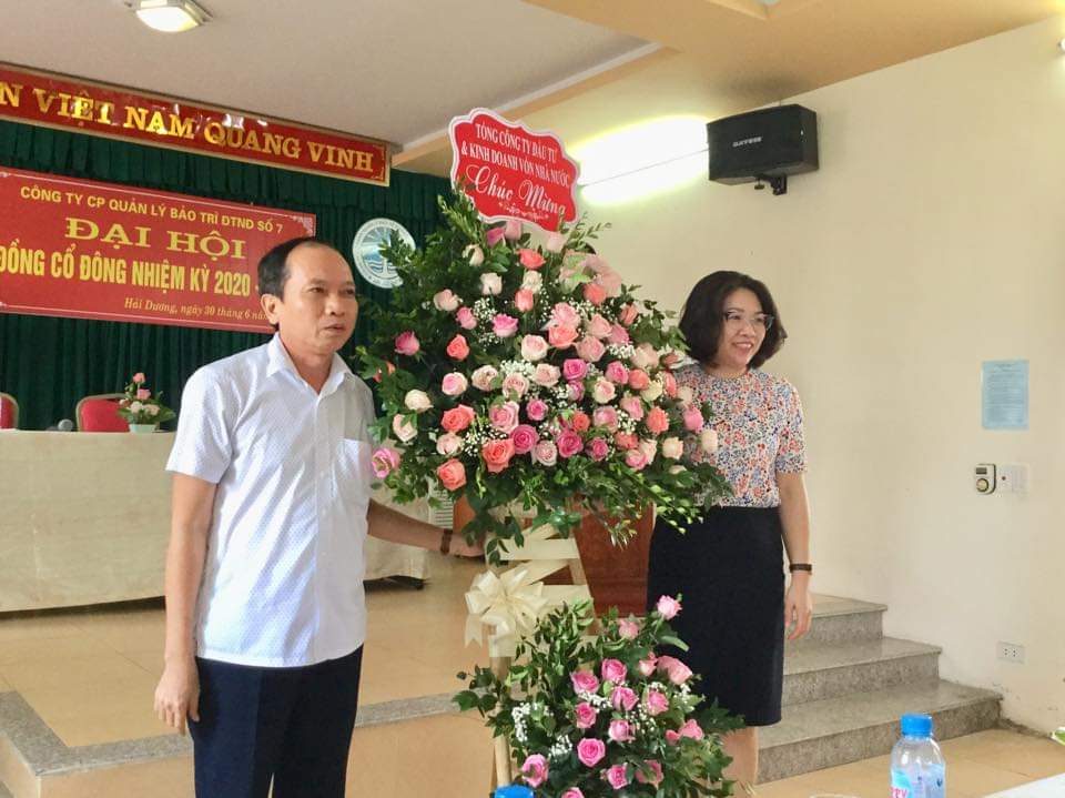 Bà Nguyễn Thị Hồng Loan - Phó trưởng Ban đầu tư 2 - SCIC tặng hoa chúc mừng đại hội