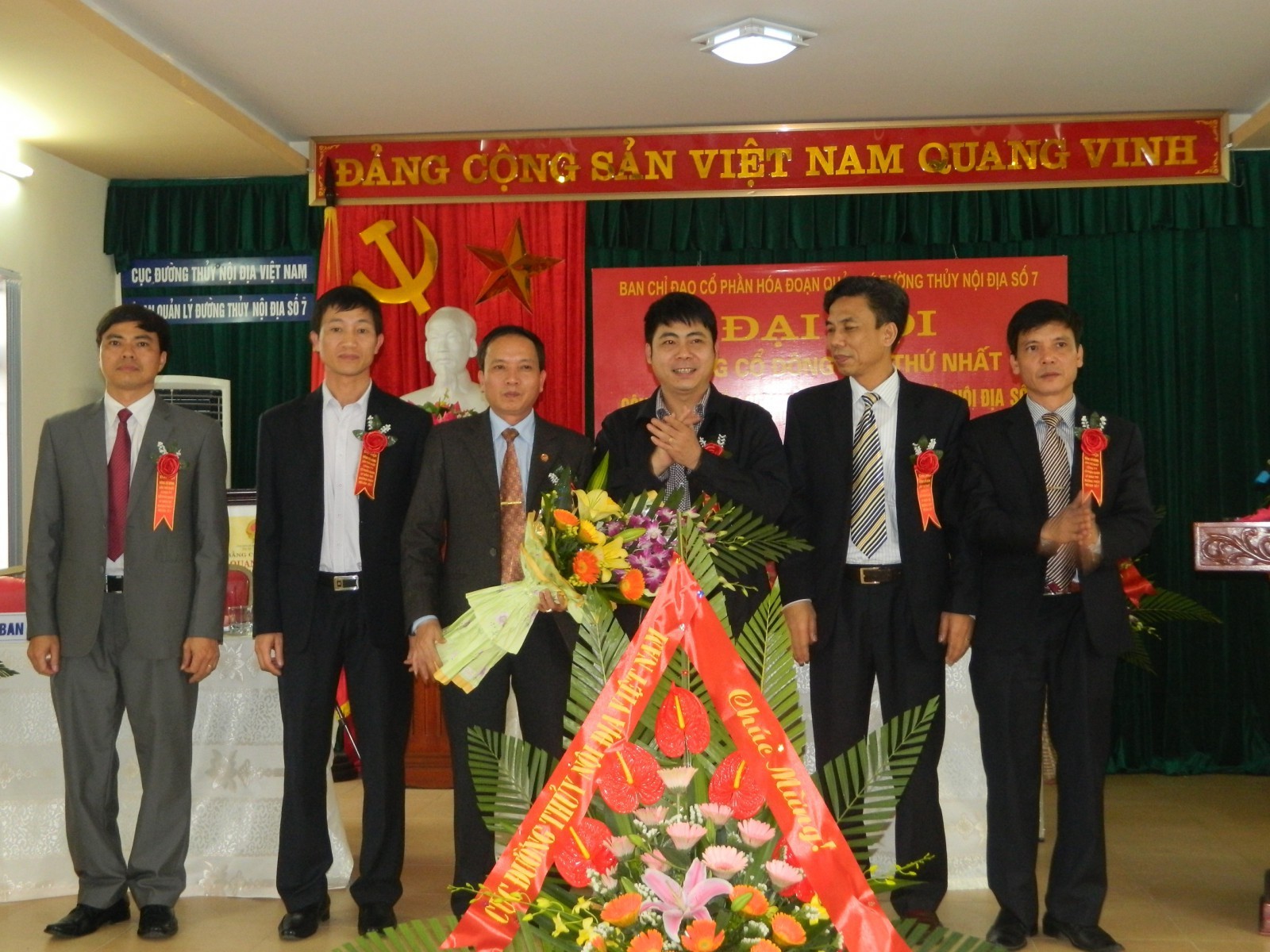 Đồng chí Hoàng Minh Toàn - Phó Cục trưởng Cục Đường thủy nội địa Việt Nam tặng hoa chúc mừng Đại hội
