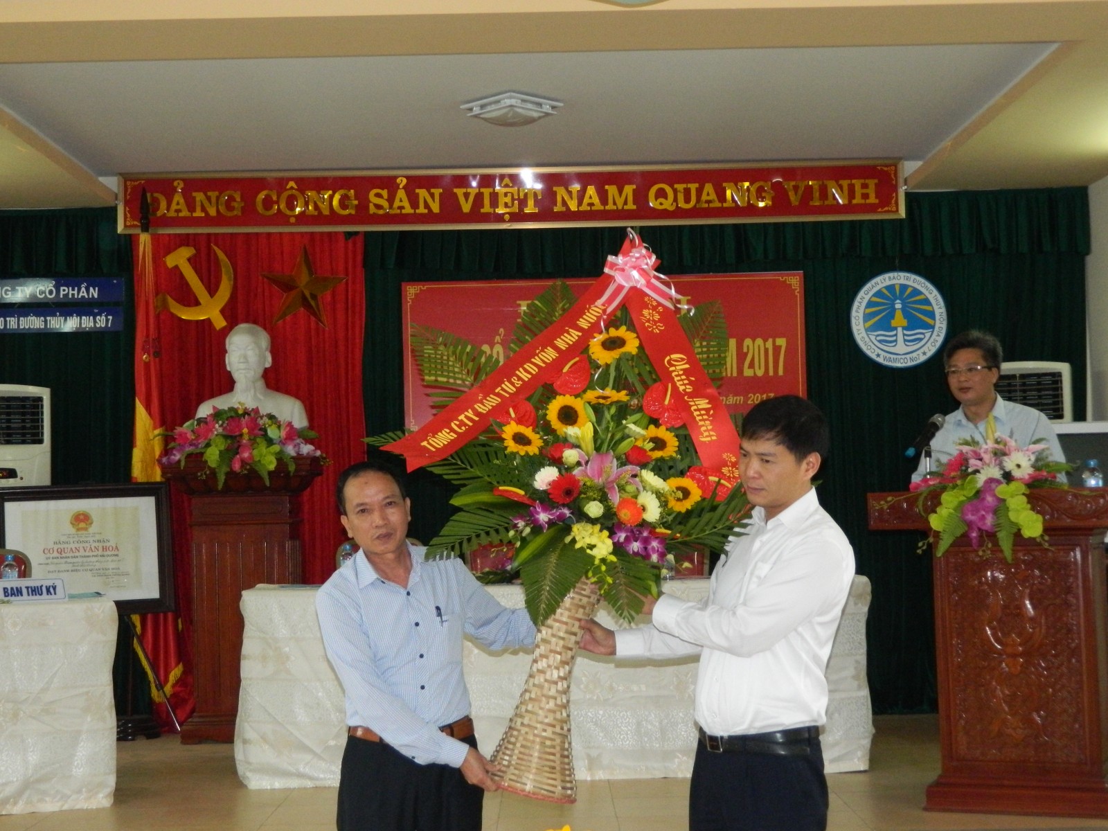 Ông Trần Mạnh Hữu - Phó Trưởng ban đầu tư 2 (SCIC) tặng hoa chúc mừng Đại hội