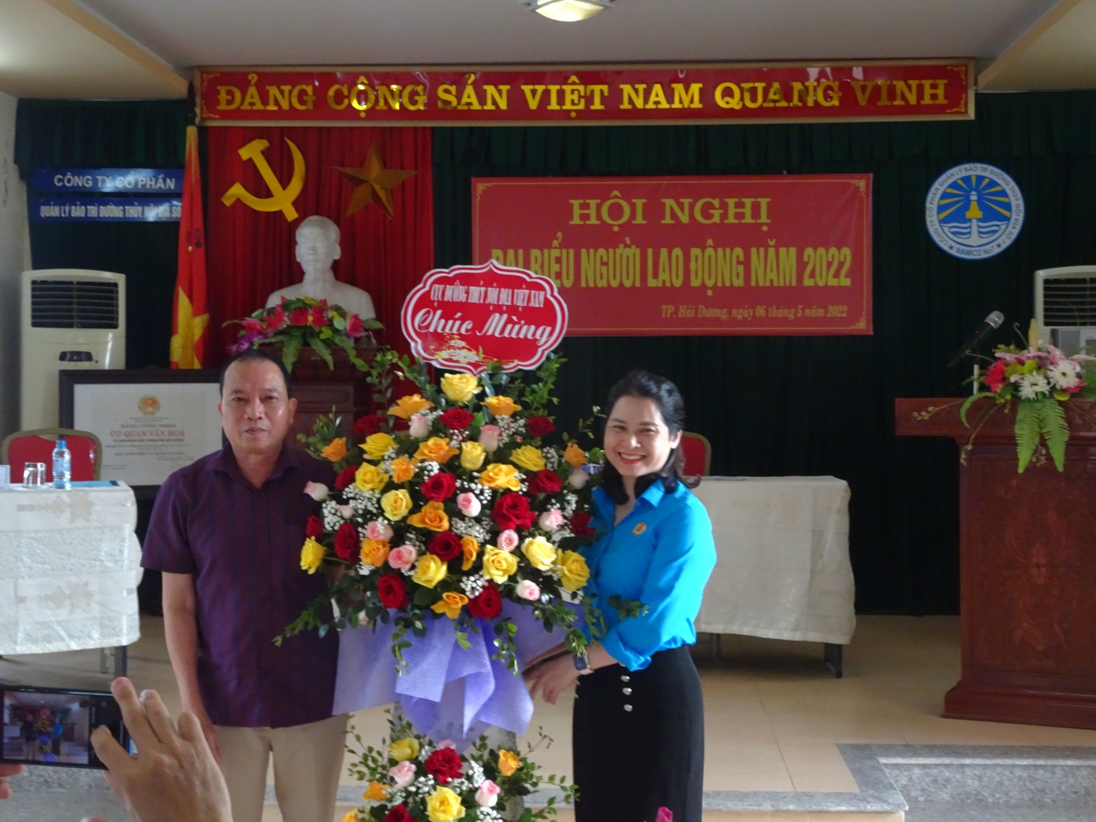 Bà Nguyễn Thị Tường Vy - Phó Chủ tịch Công đoàn Cục Đường thủy nội địa Việt Nam tặng hoa chúc mừng Hội nghị