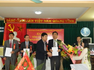 Đồng chí Hoàng Minh Toàn - Phó Cục trưởng Cục Đường thuỷ nội địa Việt Nam trao Quyết định cử người đại diện phần vốn Nhà nước tại Đại hội đồng cổ đông lần thứ Nhất năm 2015